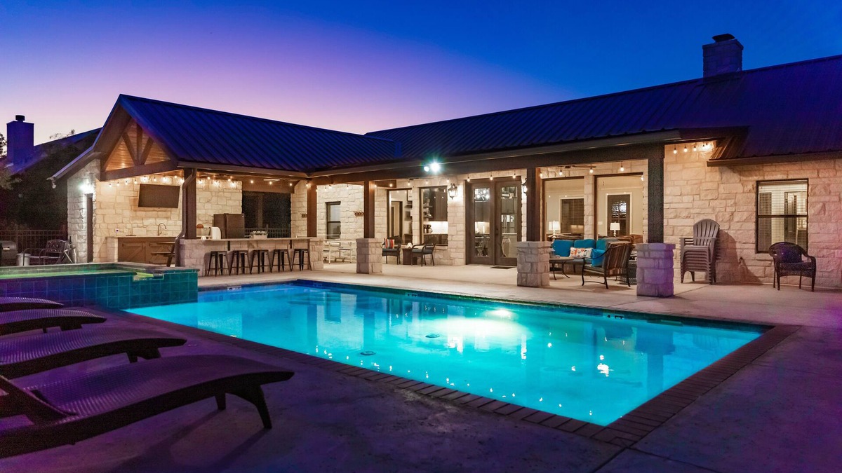 Sabinal House | Bella Vida Sleeps29, No Bunks HeatedPoolOpt QuietSubdiv FREEFrioAccess@ConcanVIP