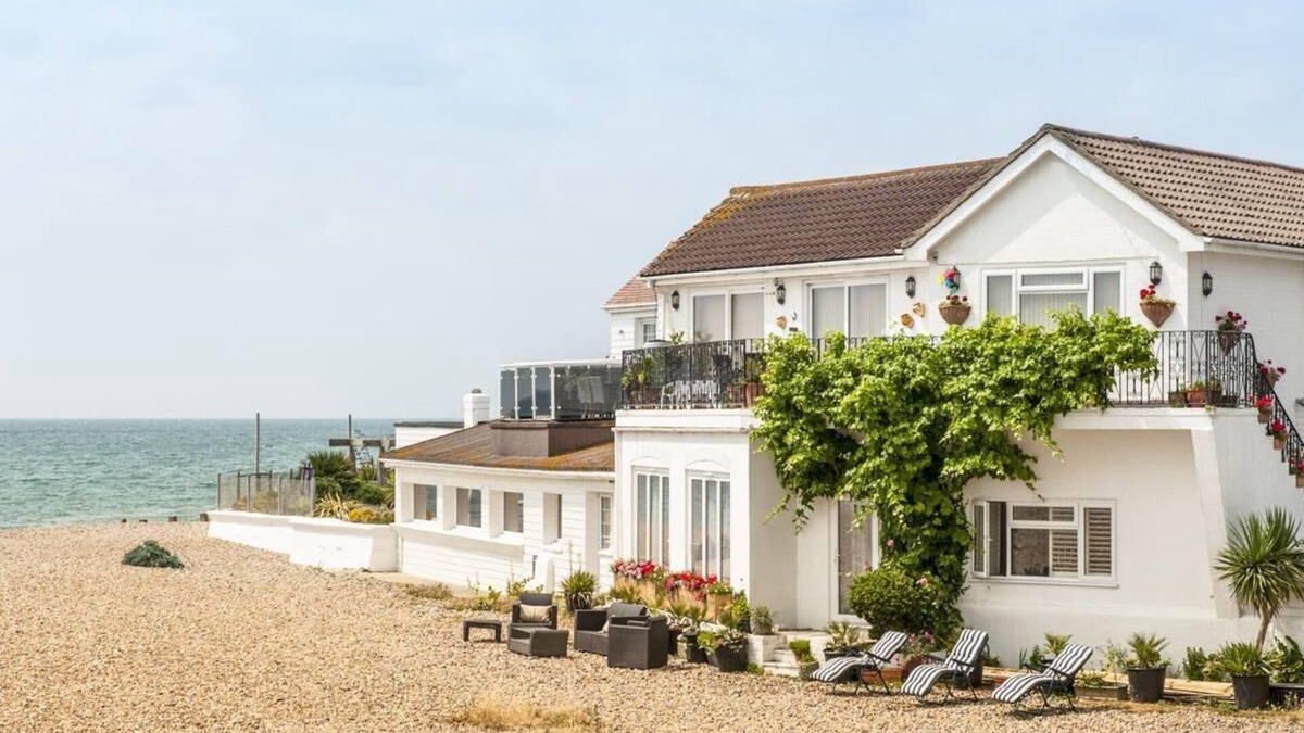 Littlehampton Apartment | Bella Vista is a Stunning Beachfront Apartment with 200 5 star reviews