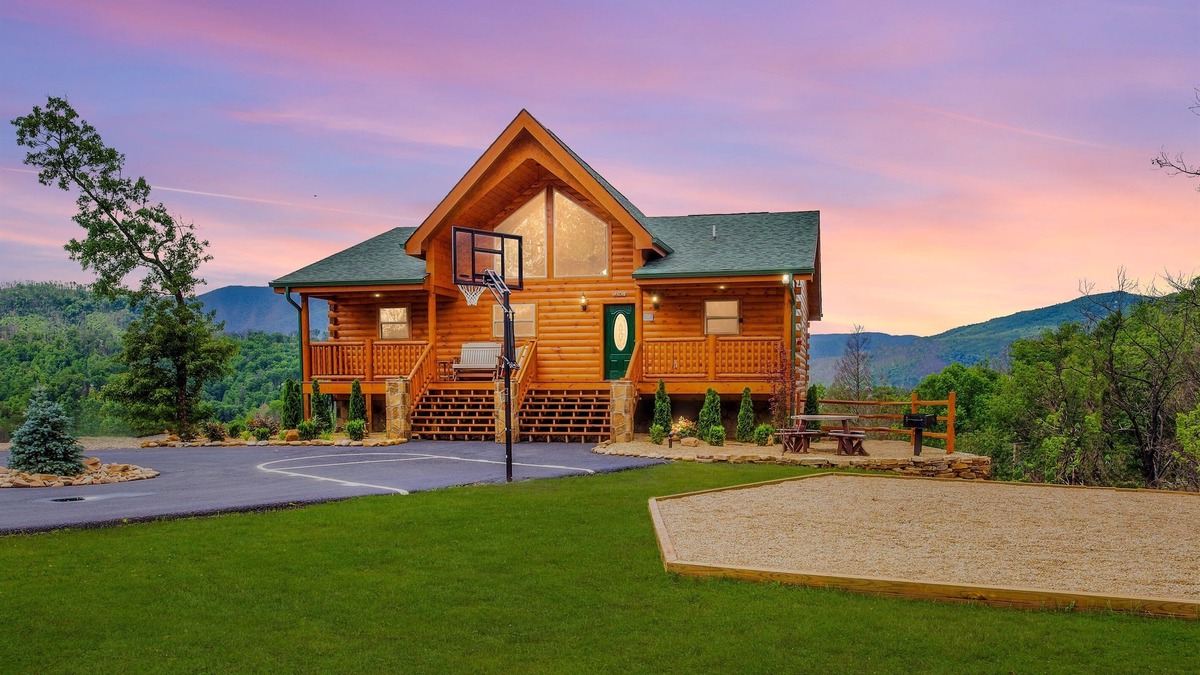Gatlinburg Cabin | Bella Vista Lodge | Fire Pit 🔥| Hot Tub | Yard | Views | Owner Managed | Games!