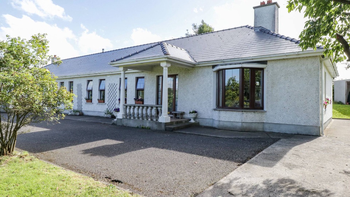 Ballysadare Cottage | BELLADRIHID COTTAGE, pet friendly in Ballysadare, County Sligo