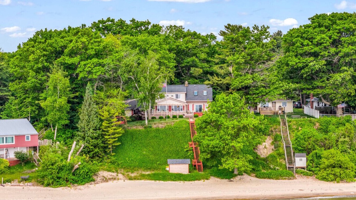 Lexington House | Bella’s Bluff - Hot Tub & 2.5 miles to Lexington!