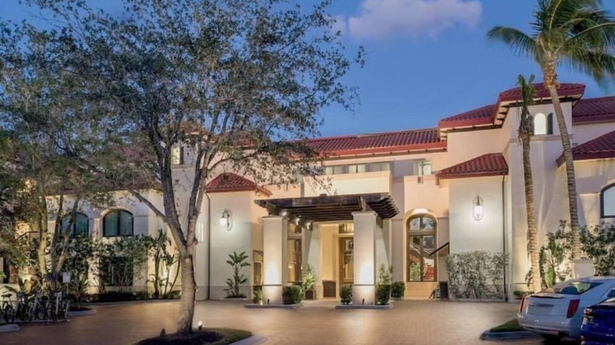 Redevelopment Area Condo | Bellasera Resort 2 Bd Luxury Condo with Pool, Jazz Club and Restaurant