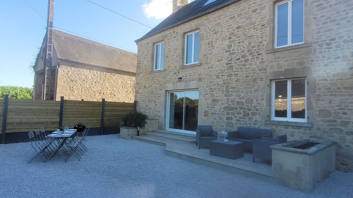 Sortosville House | Belle Maison en Pierre Avec Cour Privée, à la Campagne, Totalement Rénovée
