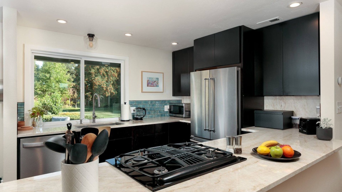 Hood River House | Belle of the Ball! Biking, Wineries, Westside Hood River!