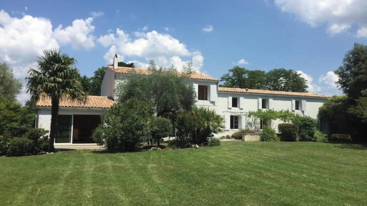 Saint-Romain-de-Benet Villa | Belle Villa