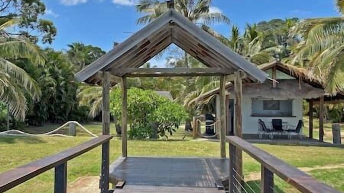 Amity Point Cabin | Belles on Ballow - Lorikeet Lodge