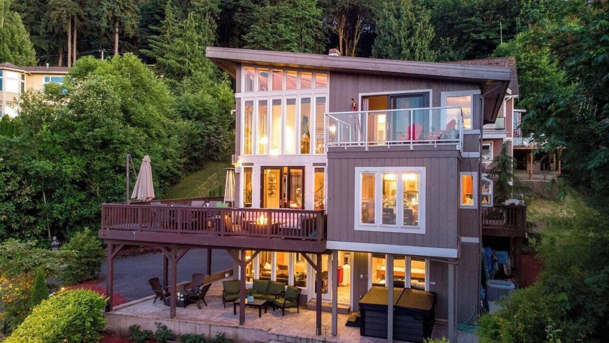 Eastgate House | Bellevue Cougar Mountain Lakeview Retreat