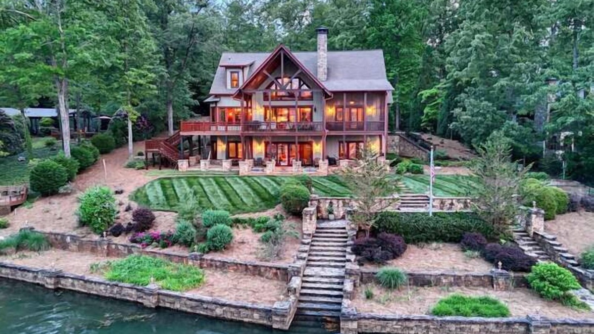 Hiawassee House | Bellissimo at Lake Chatuge - by Chatuge Home Concierge. Lakefront, hot tub, dock, shuffleboard