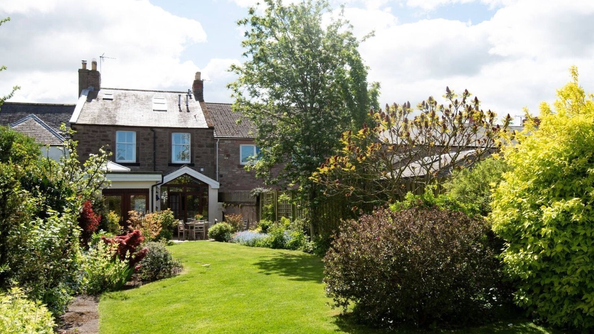 Norham House | BELVEDERE - sleeps 6, country comfort with all the charm of village life