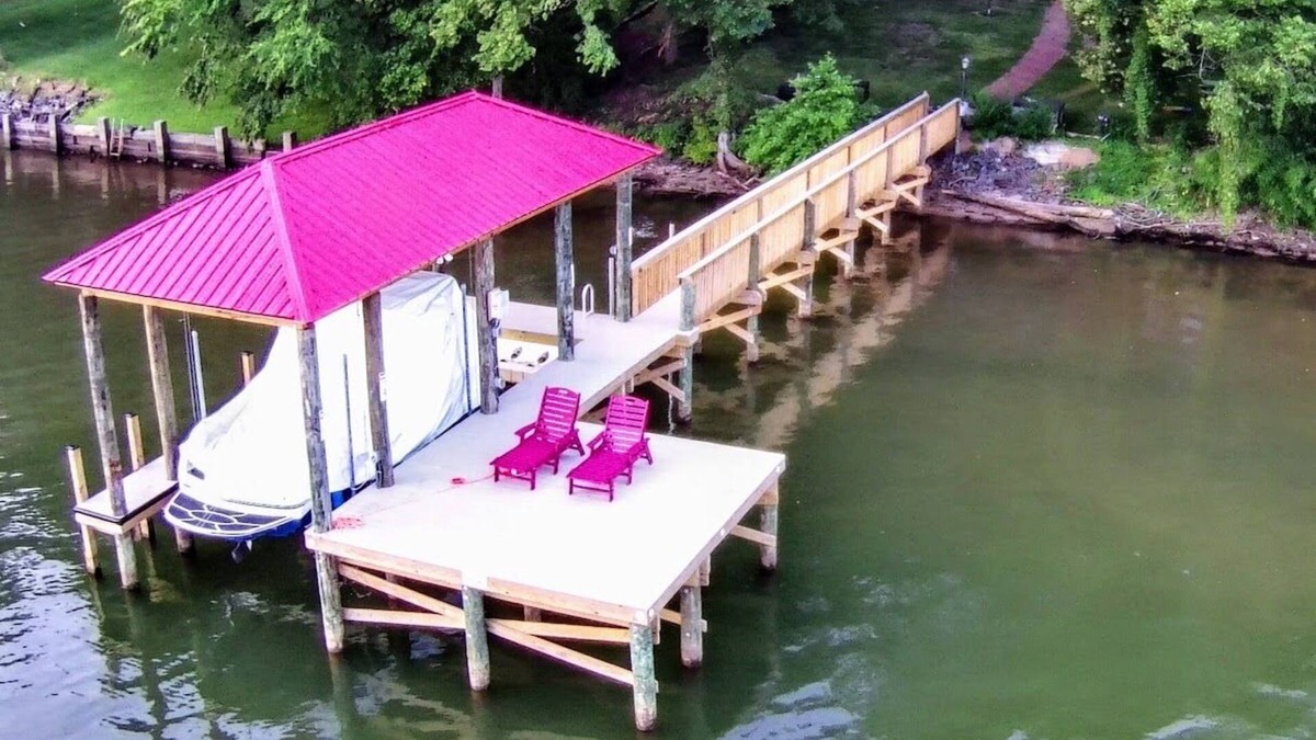 Dixie - Berryhill House | BelVita-Lakefront Zen. Lake Wylie, Near Belmont and Whitewater center. Kayaks