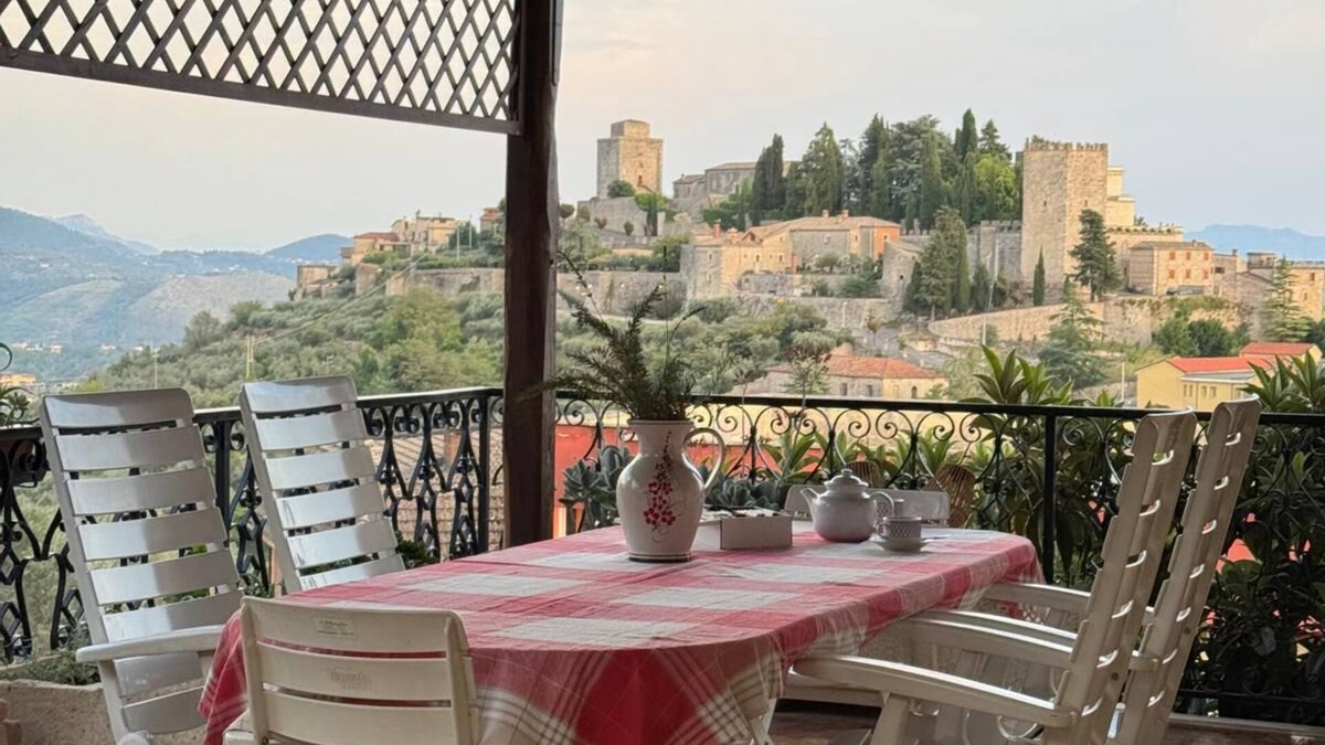 Monte San Giovanni Campano Villa | Benesié- Elegant villa with pergola castle view