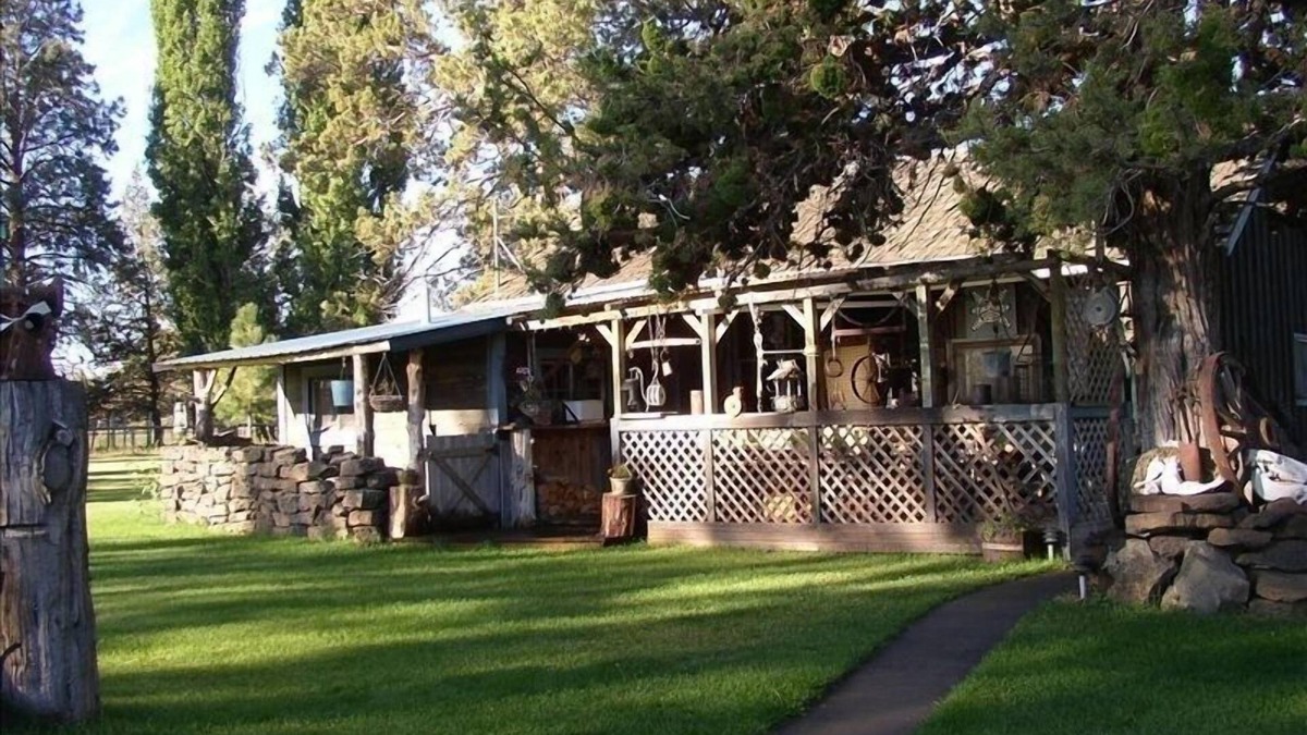Bend House | Bend Country Cabins/Private Setting Pet Friendly!