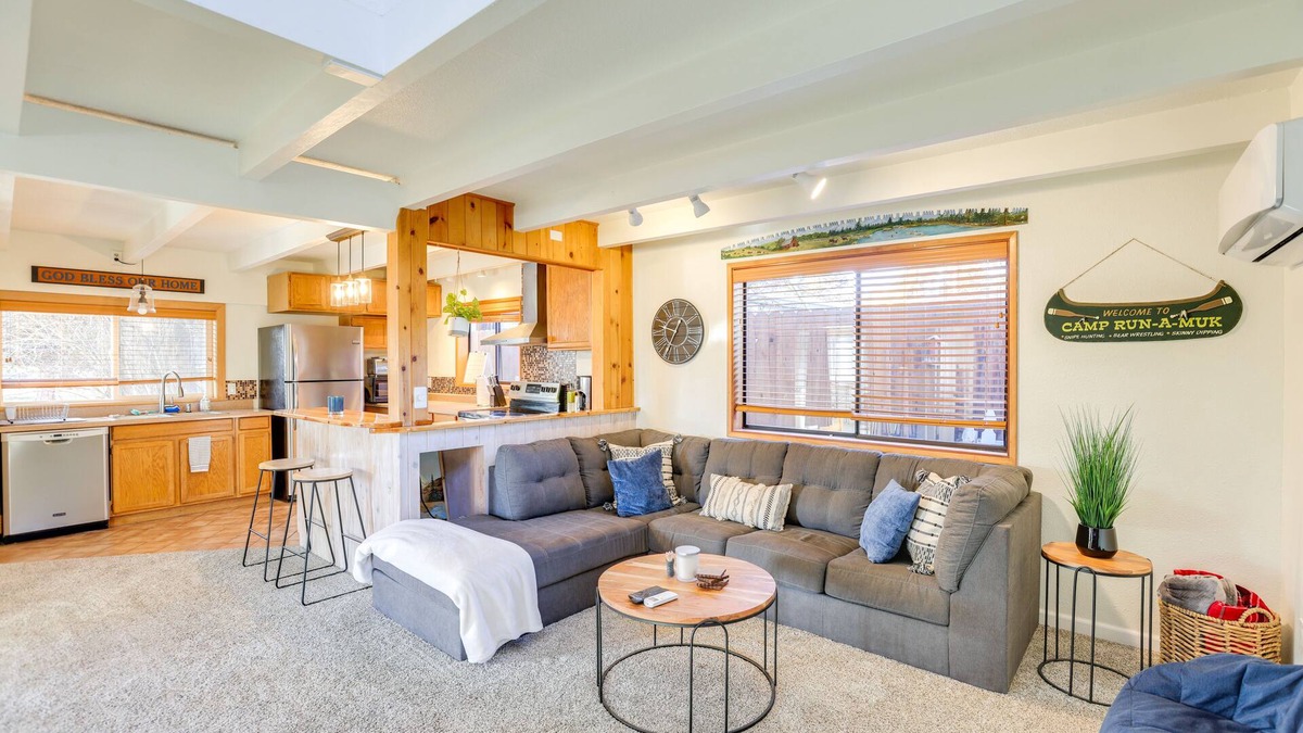 Deschutes River Woods House | Bend Home w/Fire Pit, 4 Mi to High Desert Museum!