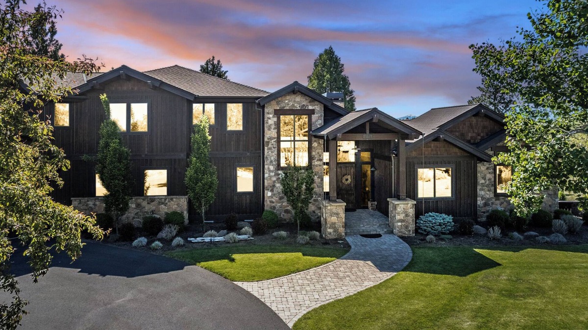 Bend House | Bend Luxury Escape: Mountain Views with Hot Tub, Sauna & More!