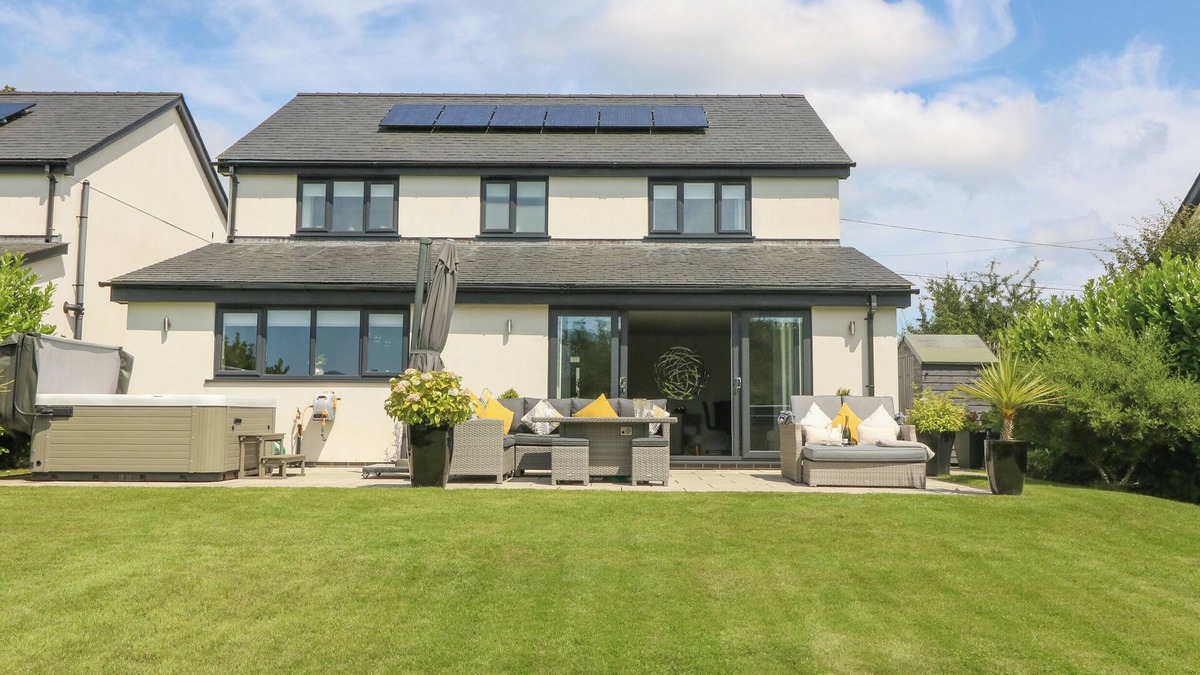 Llanbedrgoch House | BERLLAN, family friendly, luxury holiday cottage in Benllech