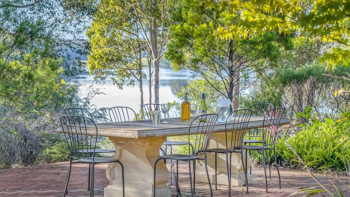 Cuttagee House | Bermagui 'Wollybutts' Jewel on the Lake