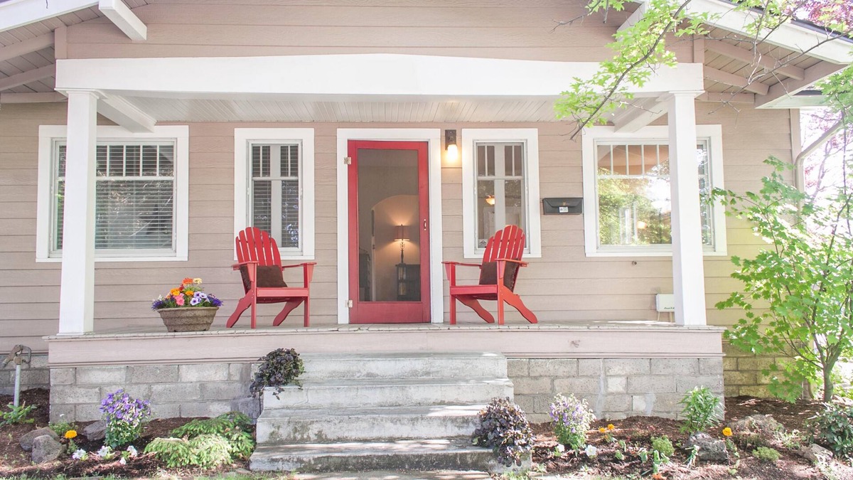 Old Bend House | Bernhard Justice- Salt Hot Tub, 100+ Wifi, Gas Firepl, EV plug, Walkable!