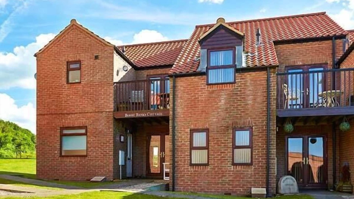Ruswarp Cottage | BERRY BANKS COTTAGE, family friendly, with a garden in Whitby
