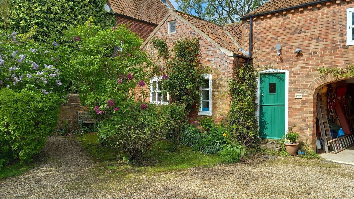 Alford Cottage | BERRY BARN, pet friendly, with a garden in Mablethorpe