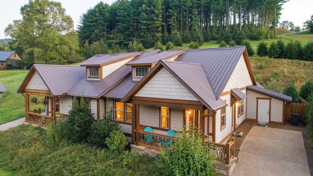 Cullowhee House | Berry Patch - Modern Townhome in Small Resort Community with Pool