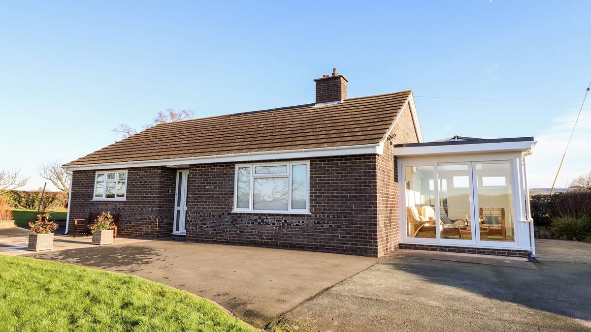 Kingswood House | BERWYN VIEW, family friendly, with a garden in Welshpool