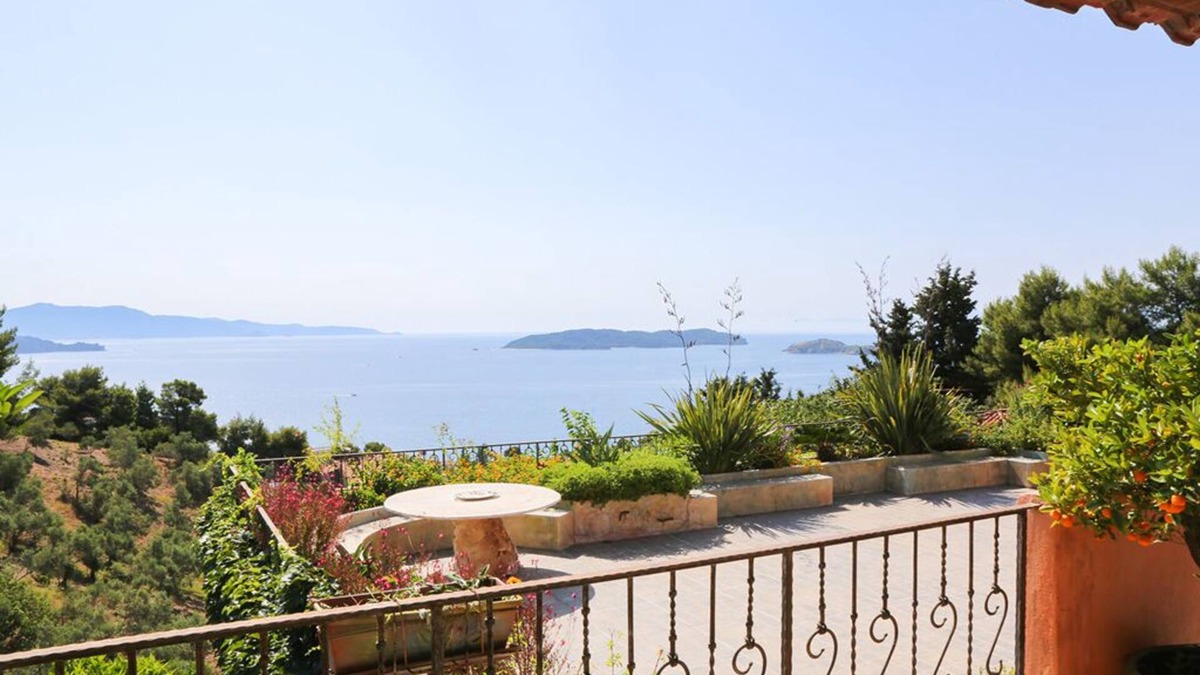 Achladies Apartment | Best location deluxe apartment "Fire" in Villa Stratos near the sea amazing view