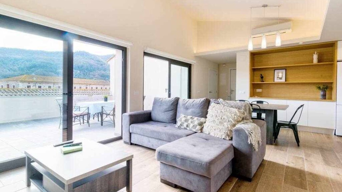 Besalu Apartment | Besalu Attic modern apt w /terrace & great views