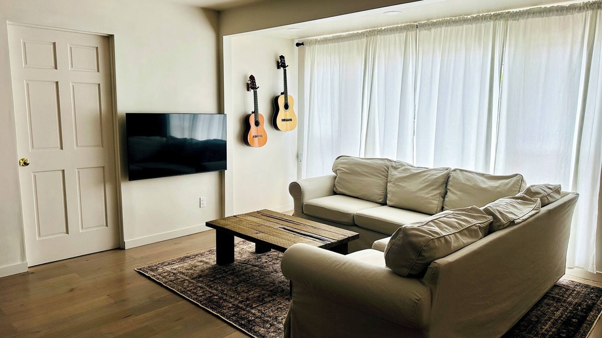 West Athens House | Bespoke 3-bedroom cottage with AC in vibrant Los Angeles near LAX/Sofi/Kia Forum