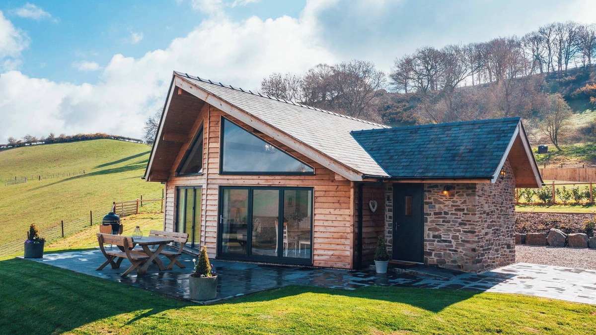 Montgomery House | Bespoke countryside retreat sleeping 4. Pet friendly with a hot tub and BBQ.