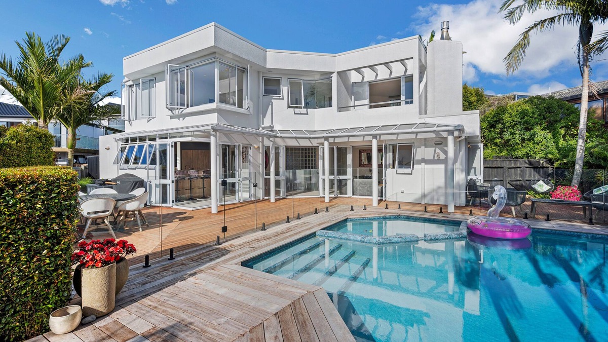 Castor Bay House | Bespoke Stays - Poolside Haven