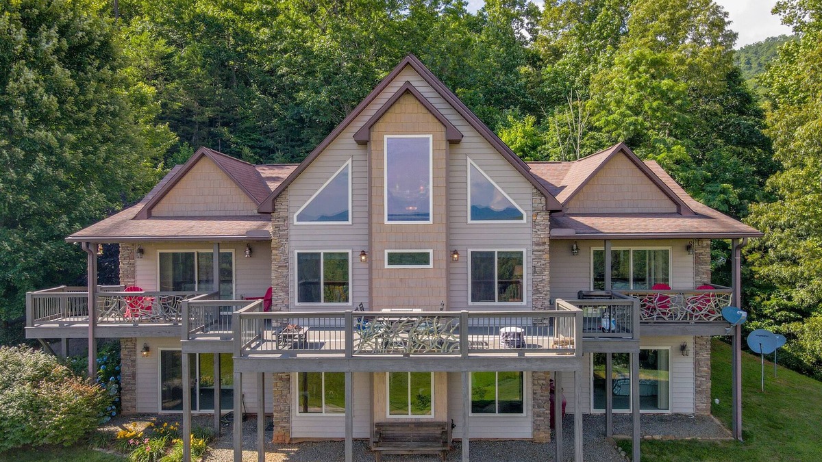 Franklin House | Best 5000 sq/ft Vacation Cabin with amazing VIEWS & Activities!
