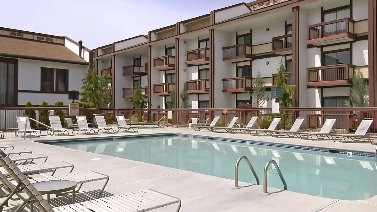 Wenatchee Hotel | Best Choice! 2 Spacious Units, With Outdoor Pool and Free Parking!