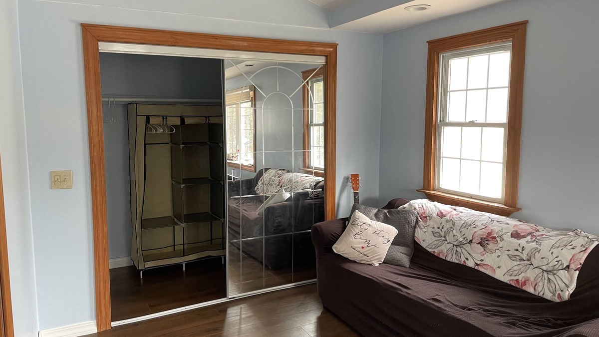 West Seneca Apartment | Best kept secret in West Seneca enjoy country atmosphere in the suburbs .
