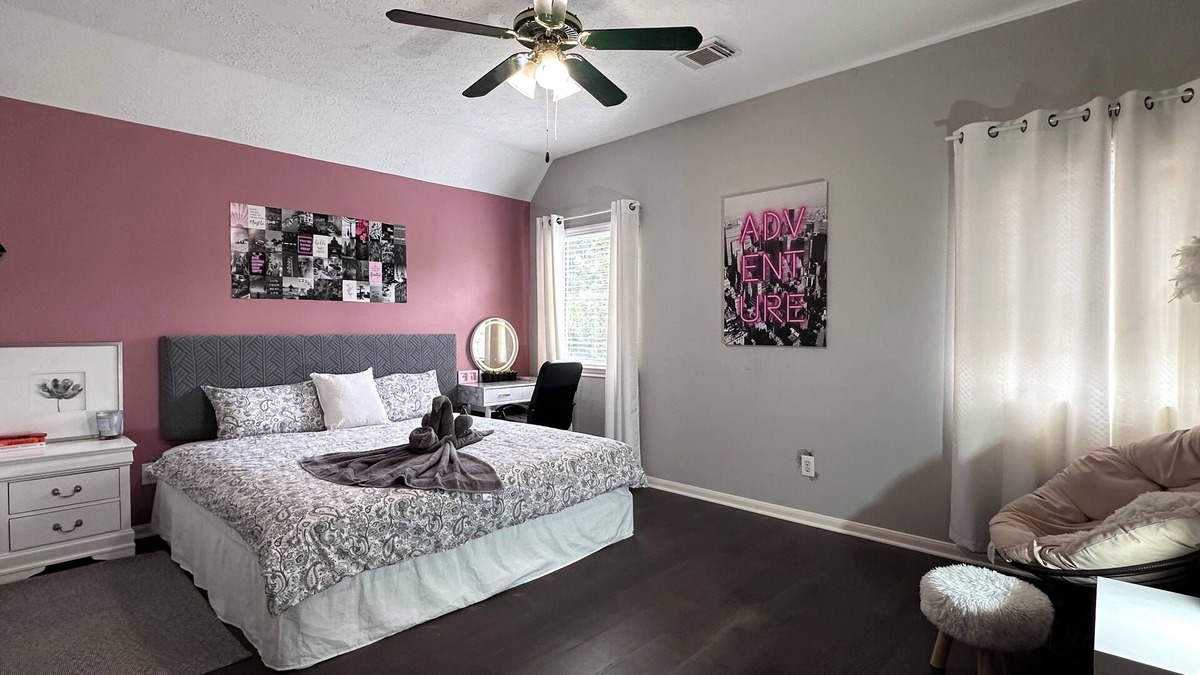 Sugar Land House | Best King Bedroom near Sugarland Center and Houston hotspot/papasan/fridge