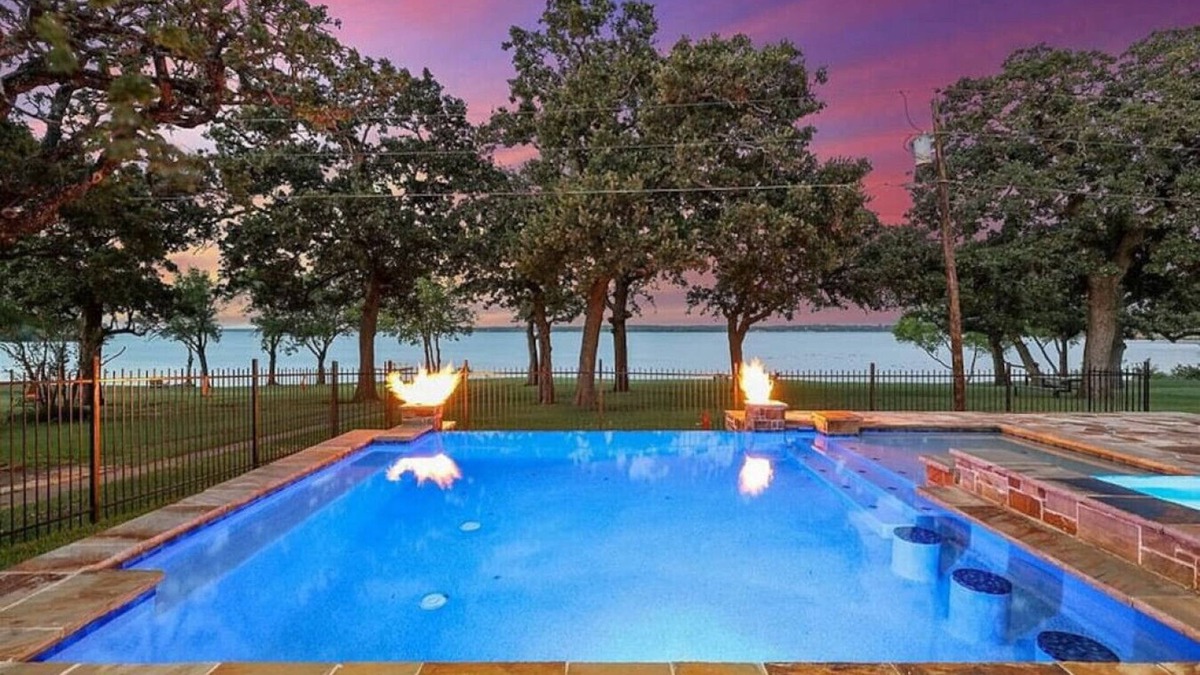 Denton House | BEST LAKEHOUSE on LEWISVILLE Lake with POOL/SPA