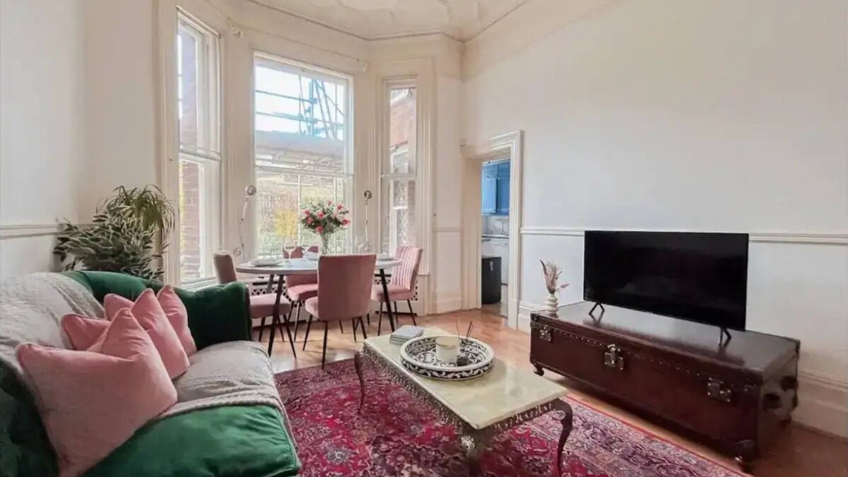 Belgravia Apartment | BEST location, chic private suite in large flat
