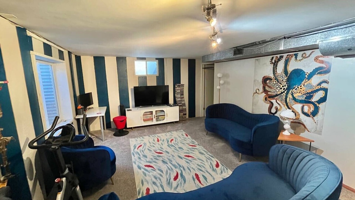 Martin Acres House | Best Location~Fun~2 Living Rooms +Ping Pong/Games