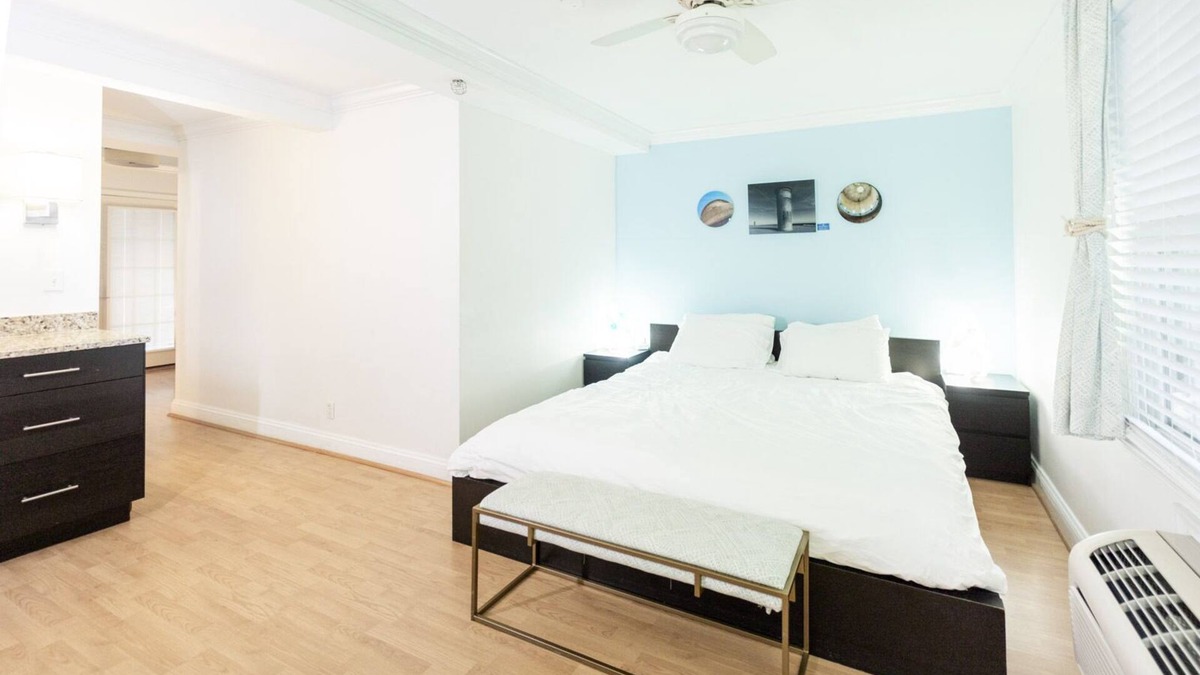 Rehoboth Beach Hotel | Best of Delaware King Bed Plus Day Bed Pool - Hot Tub - Pet Friendly - Beach