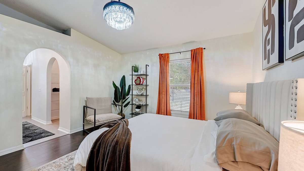 Westside House | BEST on the WEST HomeNr Shopping/Food/DWTN with Games &Private Yard