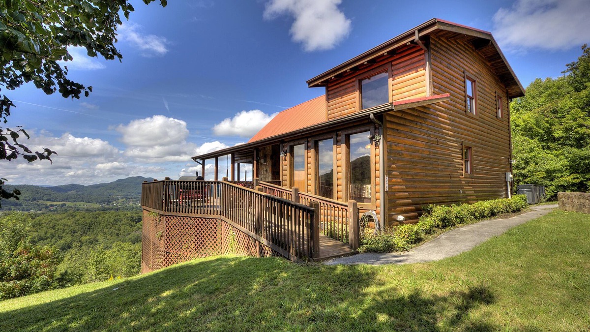Gatlinburg - Pigeon Forge Cabin | Best Panoramic Views, 1 Mile to Park, Top Rental, Theater, Wifi, Hot Tub