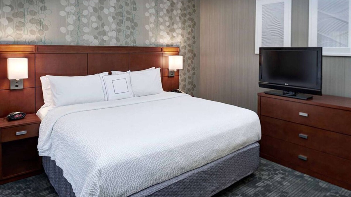 Brookfield Hotel | Best Place to Stay in Brookfield! Indoor Swimming Pool, Pet-friendly Property!