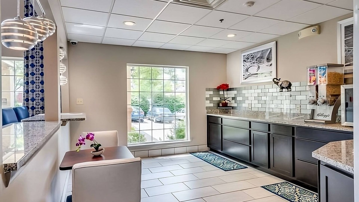 Lexington Hotel | Best Place to Stay in Kentucky! Free Parking, Free Breakfast, Pool