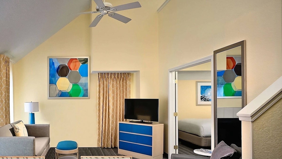 Chesterfield Hotel | Best Place to Stay in Chesterfield! Kitchen, Free Breakfast, Pets Allowed