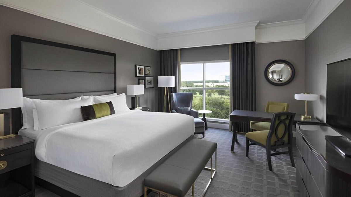 Ballantyne House | Best Room with Park Views! Restaurant & Bar