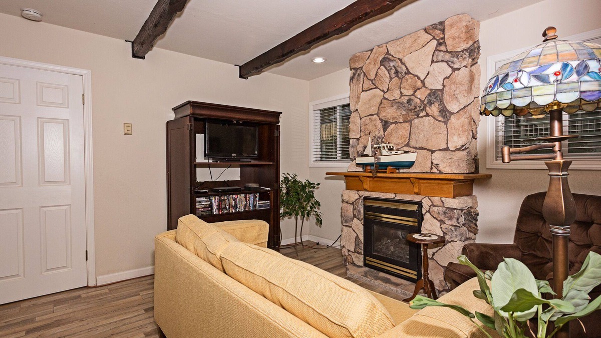 Jamestown House | Best Value on Main St Queen Bed TV DVD-Entire home