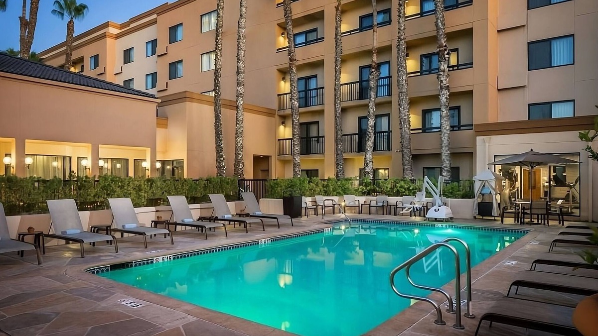 Laguna Hills Hotel | Best Value, Quality Stay! 2 Modern Units Near Newport Sports Museum w/Pool!