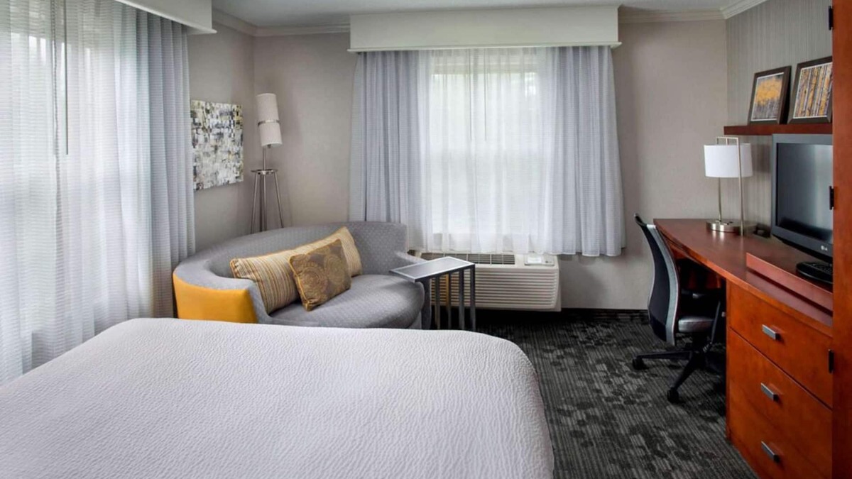 Tinton Falls Hotel | Best Value, Quality Stay! Close to Tinton Falls Recreation Complex, Pet-Friendly