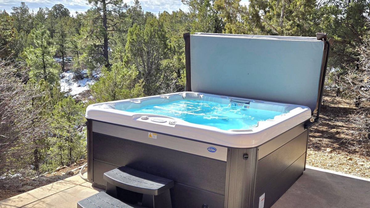 Zion National Park East Entrance Cabin | Best Views, Hot Tub, Game Room! 10 minutes to Zion
