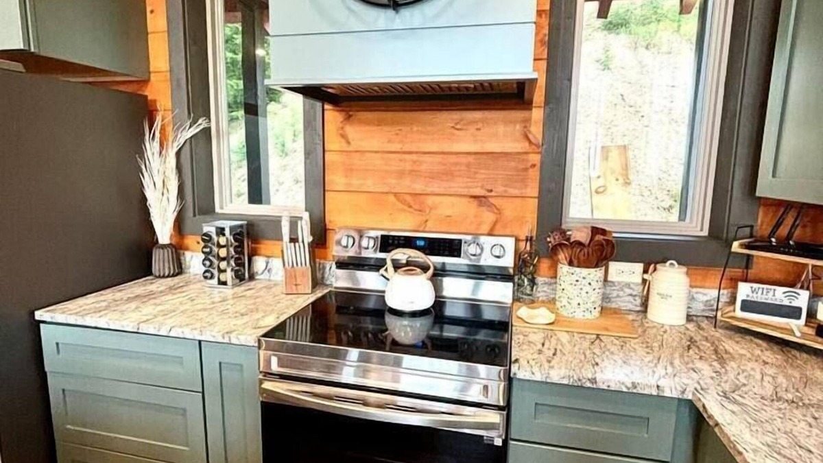 Sevierville House | Best Views, pool, hottub, theater,arcade, games,sleeps16