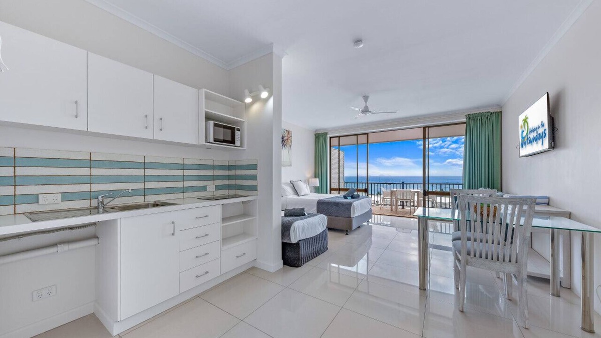 Airlie Beach Apartment | BEST VIEWS, POOL, SPA, CLOSE TO EVERYTHING